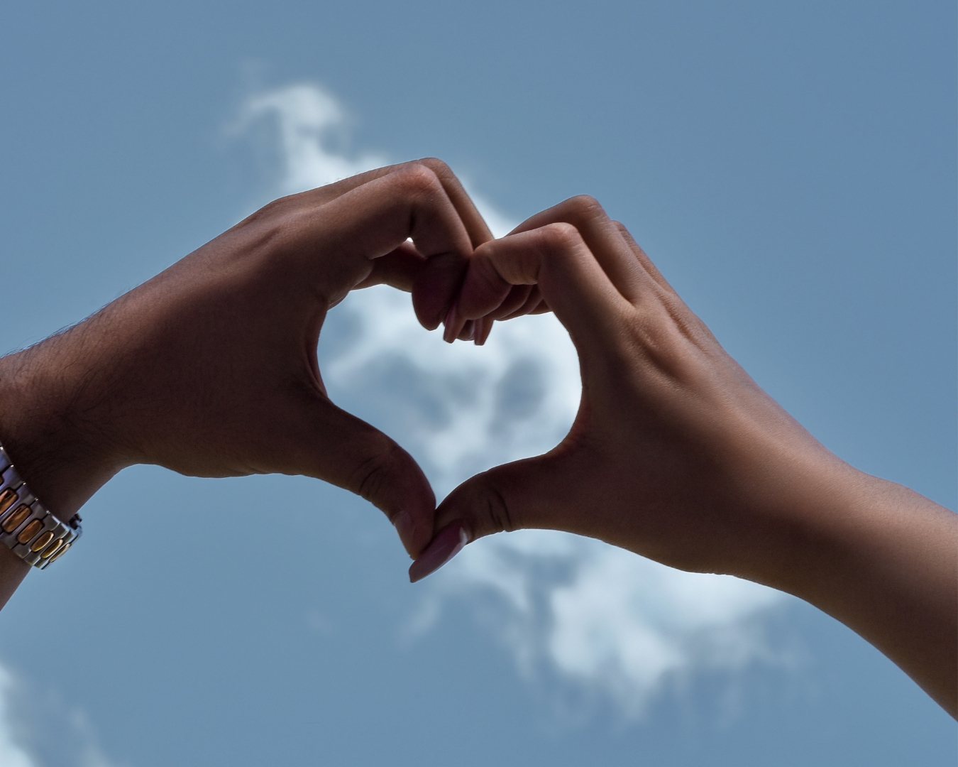 Découvrez les 5 langages de l’amour, d’après les travaux de Gary Chapman. Dans cet article signé Konxus Media, il s’agira de comprendre les leviers qui influencent nos relations et qui remplissent (ou vident) notre “réservoir d’amour”, celui qui déterminera si nous aurons une vie de défiance, crainte, frustration ou plutôt une vie de relations épanouissantes, créatives, remplies de joie et de beaux partages. 